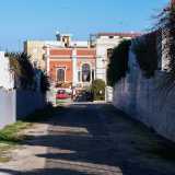 ...al termine della quale si erge un rosso edificio neoclassico di fine 800/inizio 900